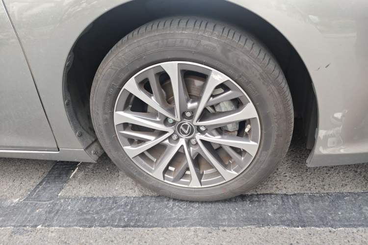Used Lexus ES 2022 300h Excellence Edition Right Front Wheel Hub