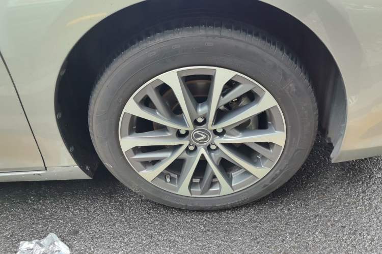 Used Lexus ES 2022 200 Excellence Edition Right Front Wheel Hub