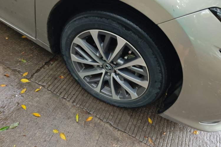 Used Lexus ES 2022 300h Excellence Edition Right Front Wheel Hub