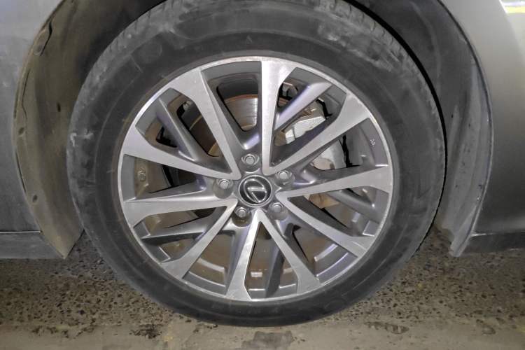 Used Lexus ES 2022 200 Excellence Edition Right Front Wheel Hub