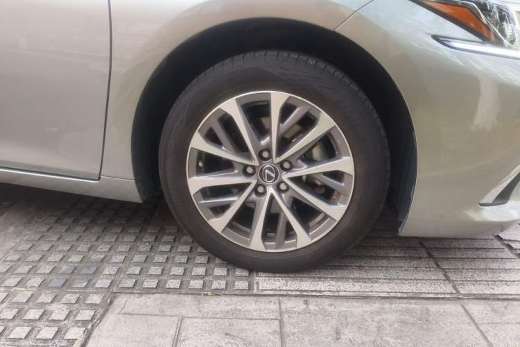 Used Lexus ES 2022 200 Luxury Edition Right Front Wheel Hub