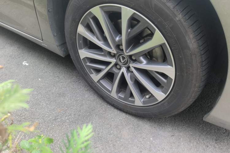 Used Lexus ES 2022 200 Excellence Edition Right Front Wheel Hub
