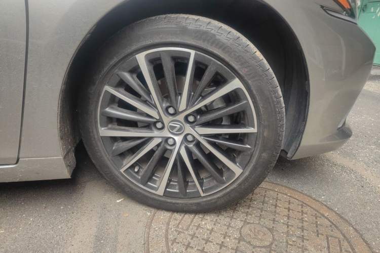 Used Lexus ES 2022 300h Deluxe Edition Right Front Wheel Hub