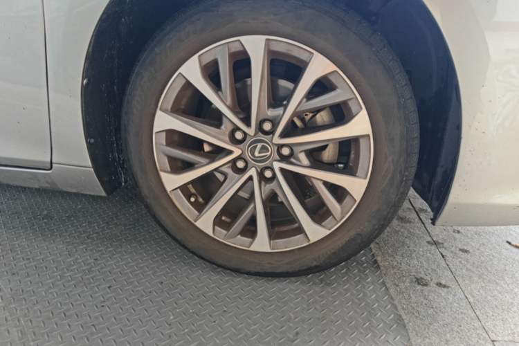 Used Lexus ES 2022 200 Excellence Edition Right Front Wheel Hub