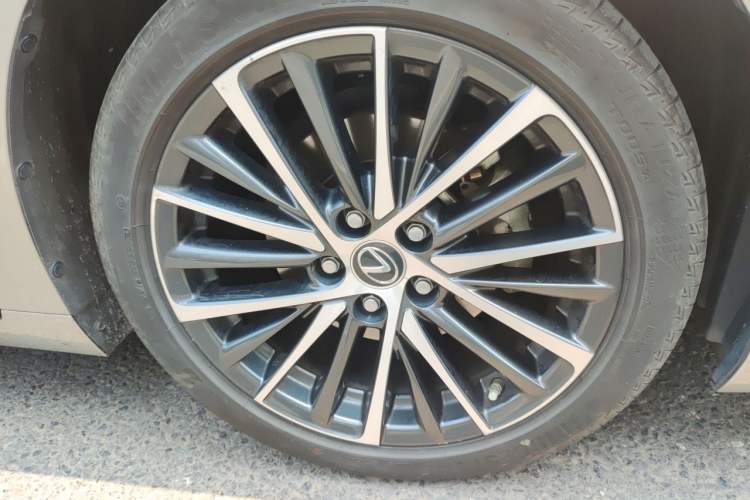 Used Lexus ES 2022 300h Deluxe Edition Right Front Wheel Hub