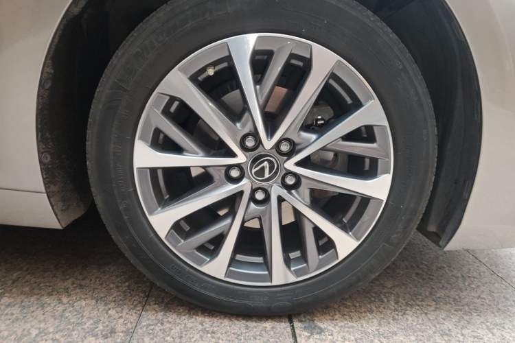 Used Lexus ES 2022 300h Excellence Edition Right Front Wheel Hub