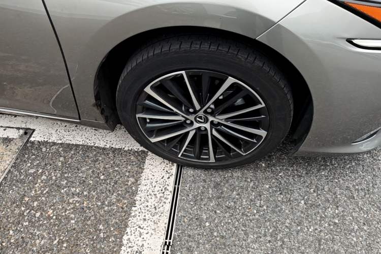 Used Lexus ES 2022 300h Deluxe Edition Right Front Wheel Hub