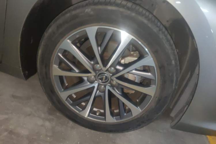 Used Lexus ES 2022 300h Excellence Edition Right Front Wheel Hub
