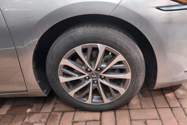 Used Lexus ES 2022 200 Excellence Edition Right Front Wheel Hub