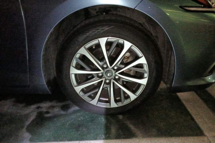 Used Lexus ES 2022 200 Excellence Edition Right Front Wheel Hub