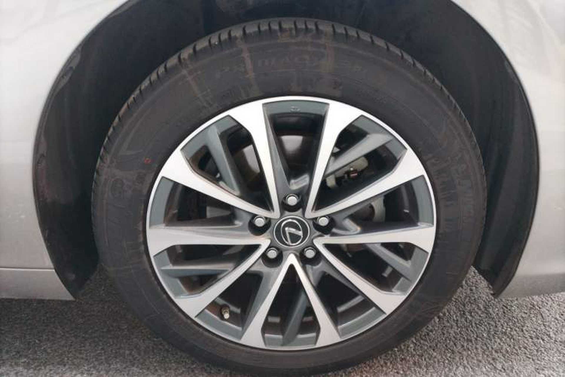 Used Lexus ES 2022 200 Excellence Edition Right Front Wheel Hub