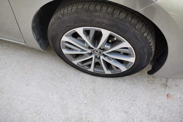 Used Lexus ES 2022 200 Excellence Edition Right Front Wheel Hub