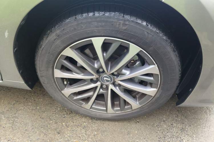 Used Lexus ES 2022 200 Excellence Edition Right Front Wheel Hub