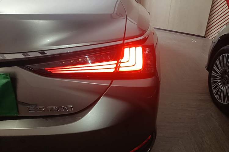 Used Lexus ES 2022 200 Excellence Edition Right Rear Taillight