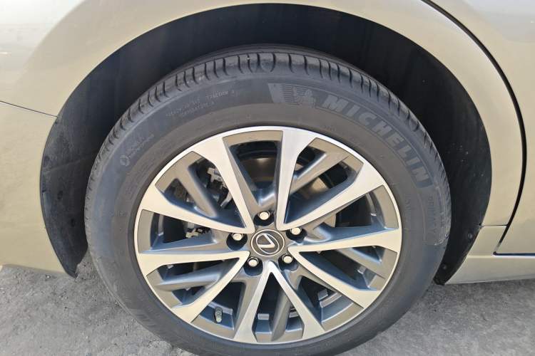 Used Lexus ES 2022 300h Excellence Edition Right Rear Wheel Hub