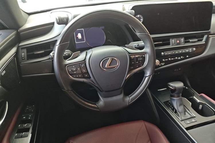 Used Lexus ES 2022 300h Silver Glow Limited Edition Steering Wheel