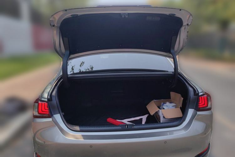 Used Lexus ES 2022 300h Deluxe Edition Trunk