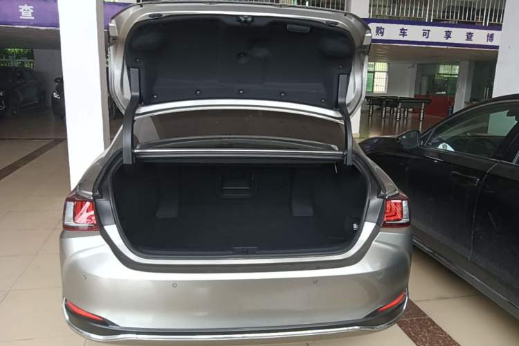 Used Lexus ES 2022 200 Luxury Edition Trunk