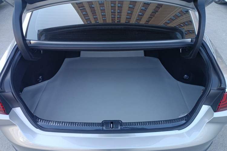 Used Lexus ES 2022 300h Deluxe Edition Trunk