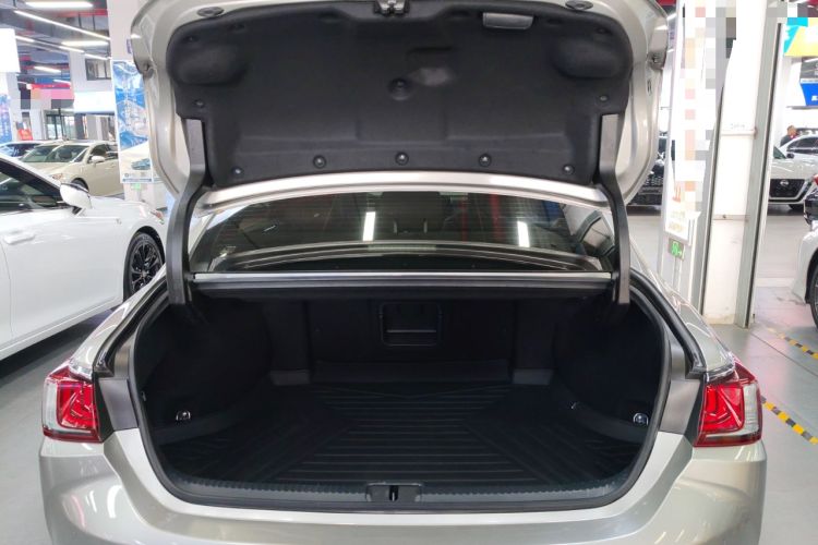 Used Lexus ES 2022 300h Deluxe Edition Trunk
