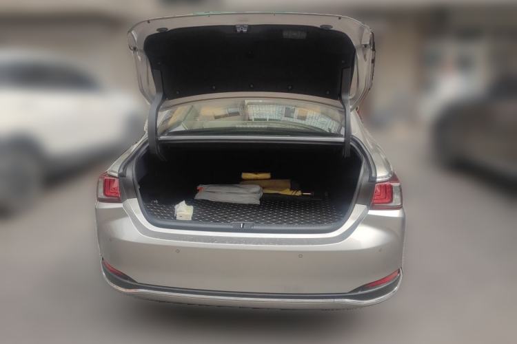 Used Lexus ES 2022 300h Deluxe Edition Trunk