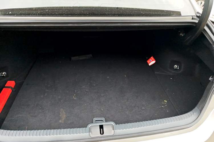 Used Lexus ES 2022 300h Deluxe Edition Trunk