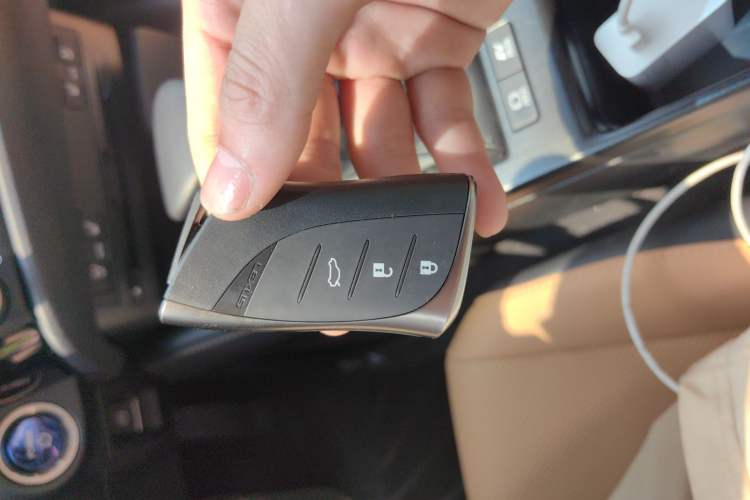 Used Lexus ES 2022 300h Deluxe Edition Vehicle Key
