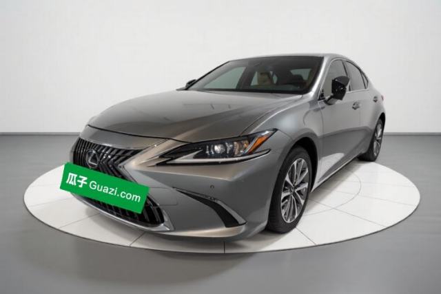Ojetý Lexus ES 2022 300h Excellence Edition