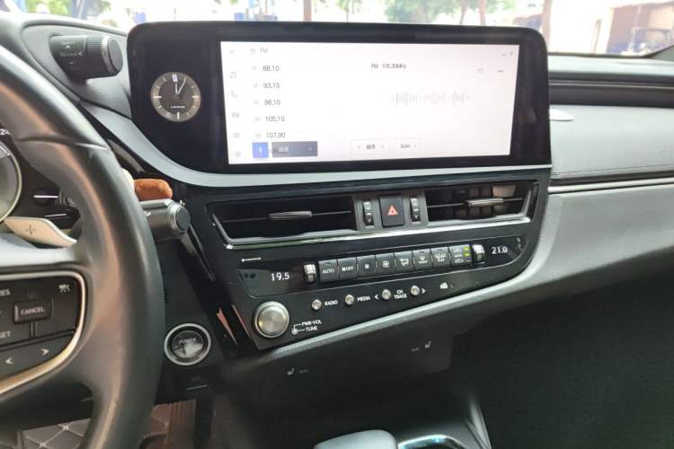 Used Lexus ES 2022 300h Excellence Edition Audio And AC Panel
