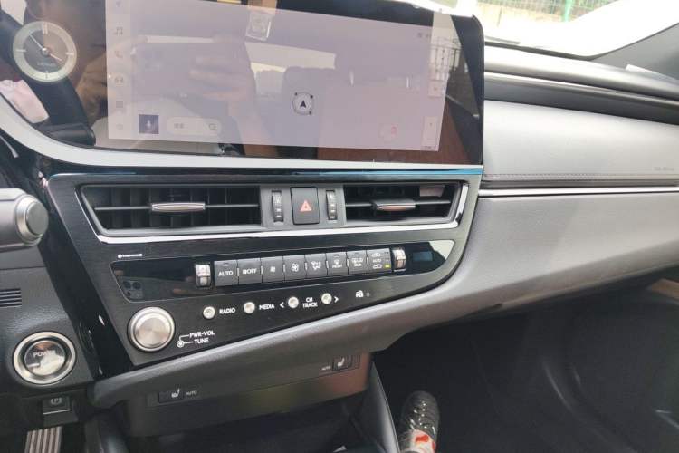 Used Lexus ES 2022 300h Excellence Edition Audio And AC Panel