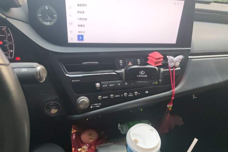 Used Lexus ES 2022 300h Deluxe Edition Audio And AC Panel