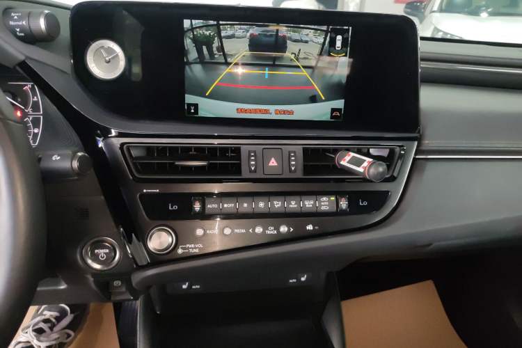Used Lexus ES 2022 300h Excellence Edition Audio And AC Panel