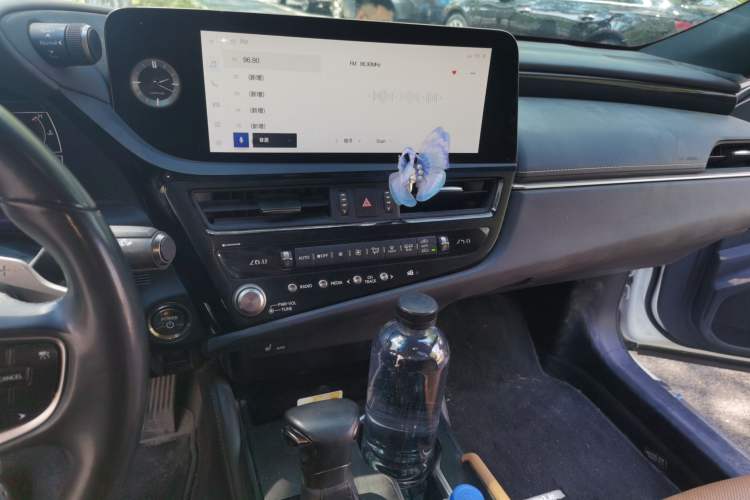 Used Lexus ES 2022 300h Excellence Edition Audio And AC Panel