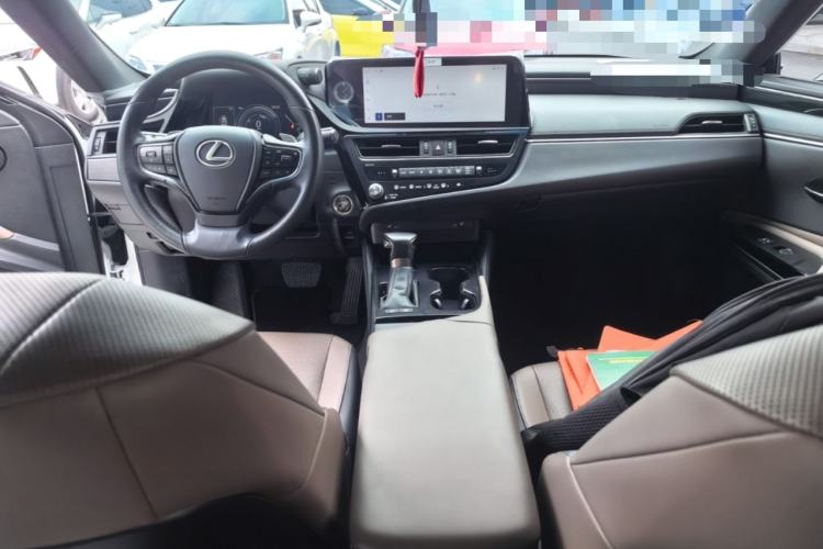 Used Lexus ES 2022 300h Excellence Edition Center Console