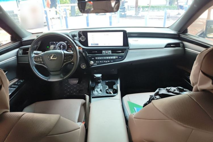 Used Lexus ES 2022 300h Excellence Edition Center Console