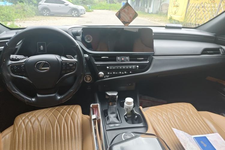 Used Lexus ES 2022 300h Excellence Edition Center Console