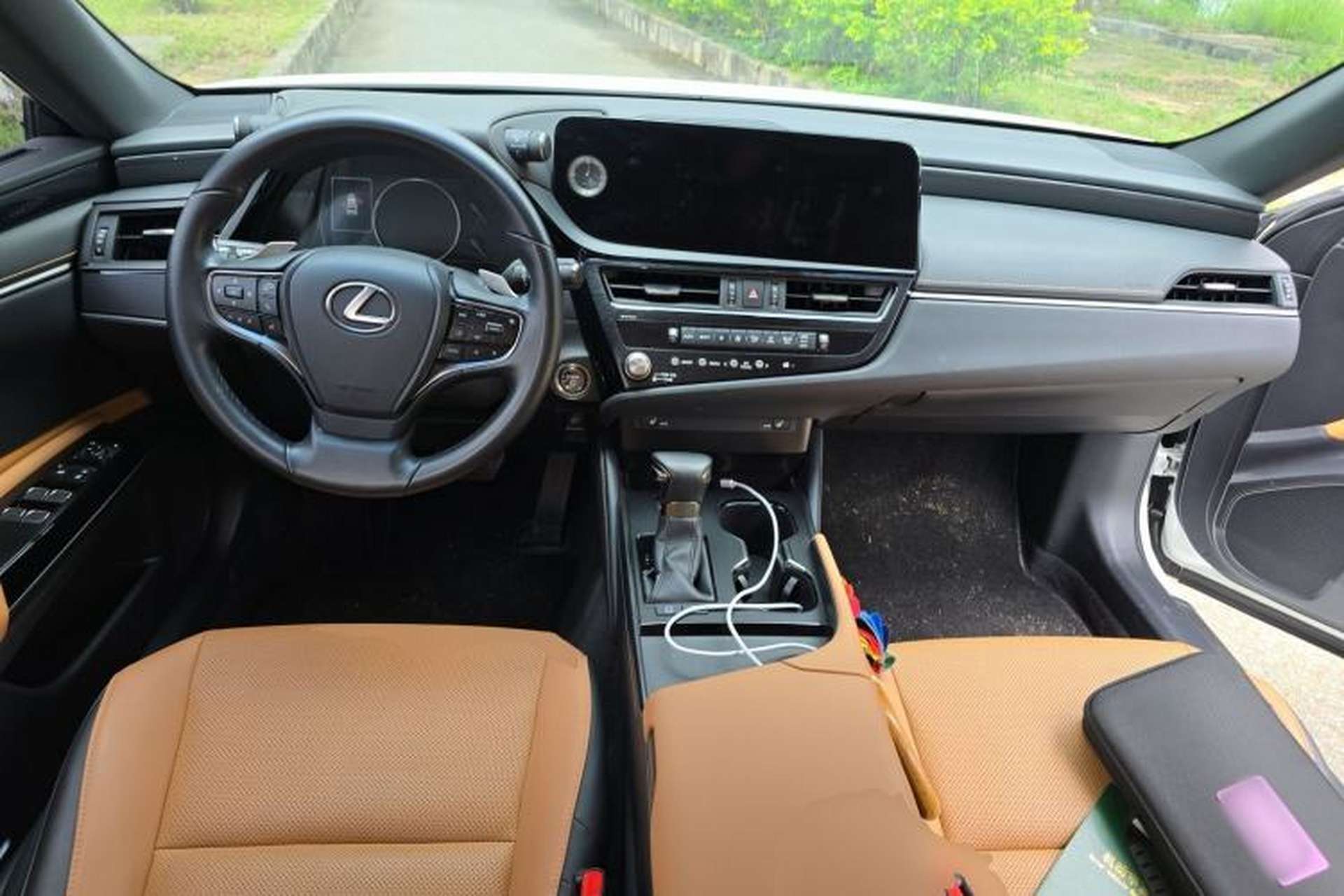 Used Lexus ES 2022 300h Excellence Edition Center Console