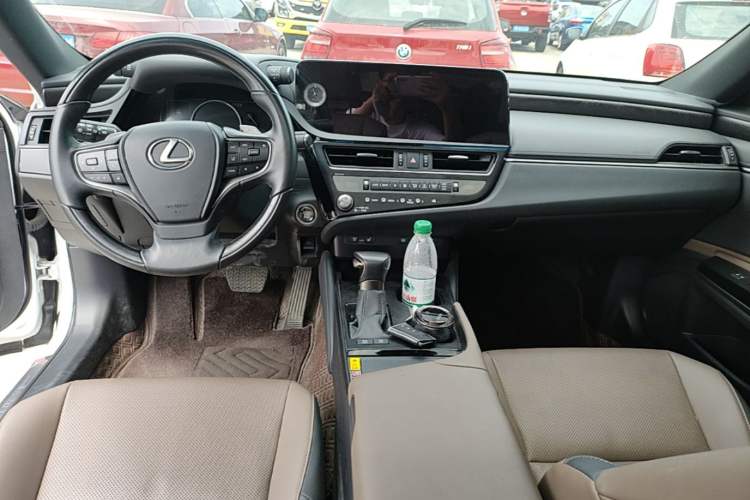 Used Lexus ES 2022 200 Luxury Edition Center Console