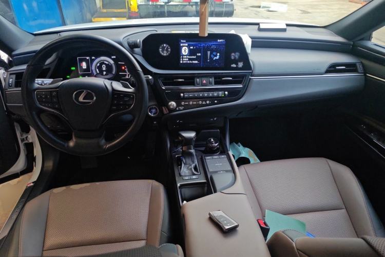 Used Lexus ES 2022 300h Excellence Edition Center Console
