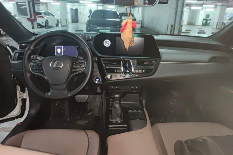 Used Lexus ES 2022 300h Deluxe Edition Center Console