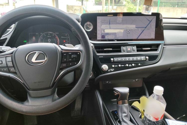 Used Lexus ES 2022 300h Excellence Edition Center Console