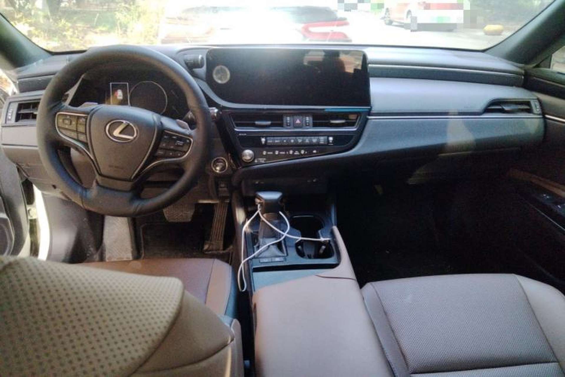 Used Lexus ES 2022 300h Excellence Edition Center Console
