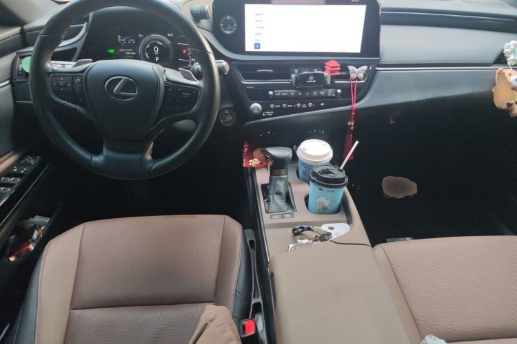 Used Lexus ES 2022 300h Deluxe Edition Center Console