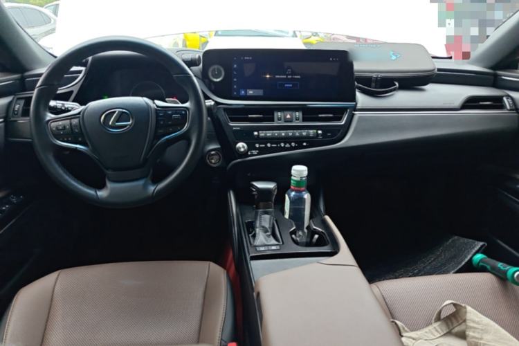 Used Lexus ES 2022 300h Excellence Edition Center Console