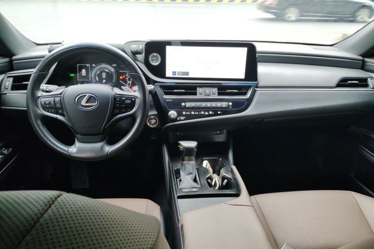Used Lexus ES 2022 300h Excellence Edition Center Console