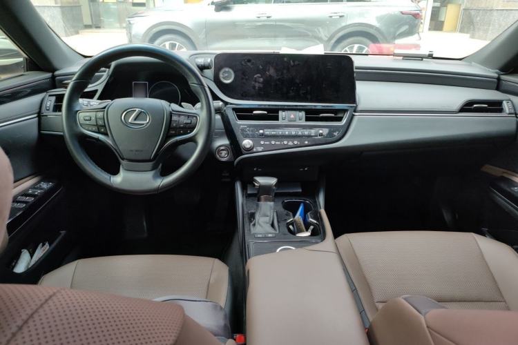 Used Lexus ES 2022 300h Excellence Edition Center Console