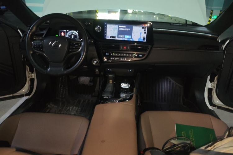 Used Lexus ES 2022 300h Excellence Edition Center Console