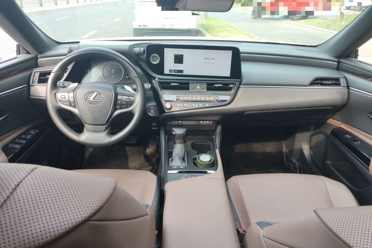 Used Lexus ES 2022 300h Excellence Edition Center Console