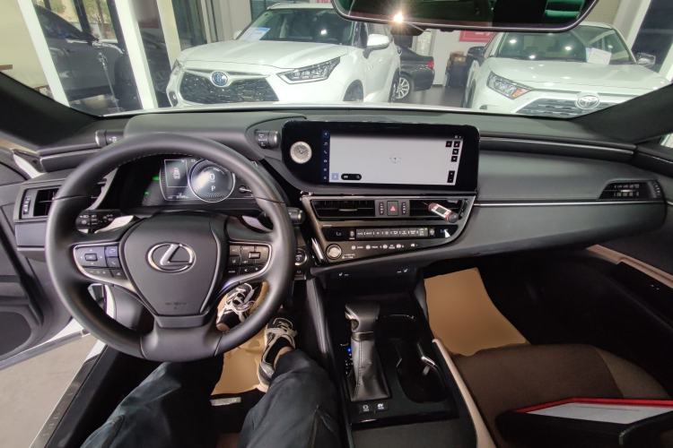 Used Lexus ES 2022 300h Excellence Edition Center Console