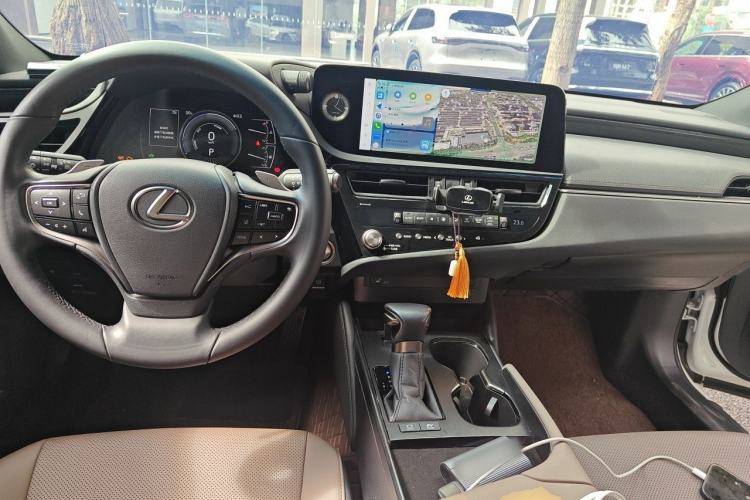 Used Lexus ES 2022 300h Excellence Edition Center Console